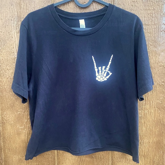 Cropped Black Sign of the Horns / Devil’s Horns Hand T-shirt Size Medium - Picture 1 of 8